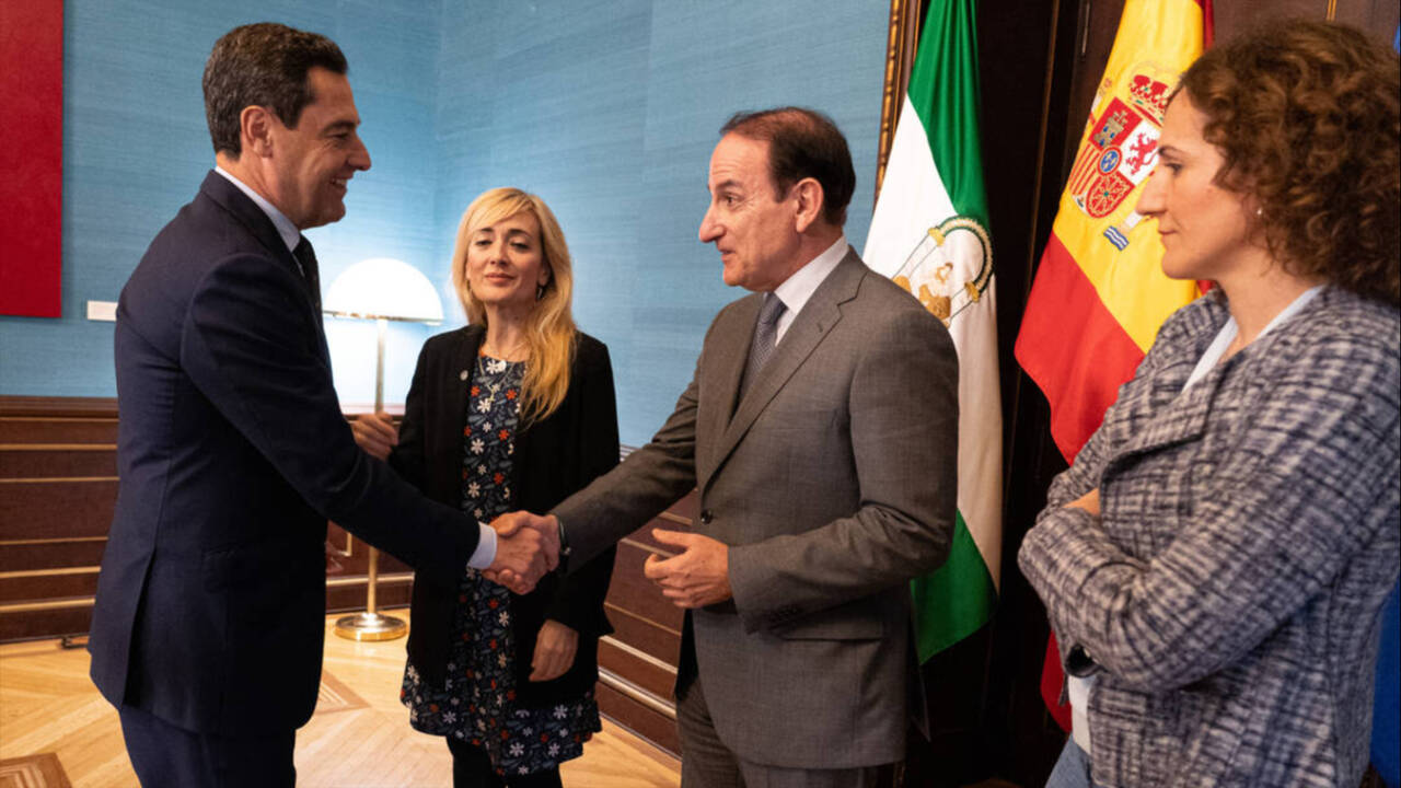 El presidente de la Junta de Andalucía, Juanma Moreno, saluda al presidente de la CEA, Javier González de Lara, junto a la secretaria general de CCOO de Andalucía, Nuria López, y la secretaria general del UGT, Carmen Castilla.