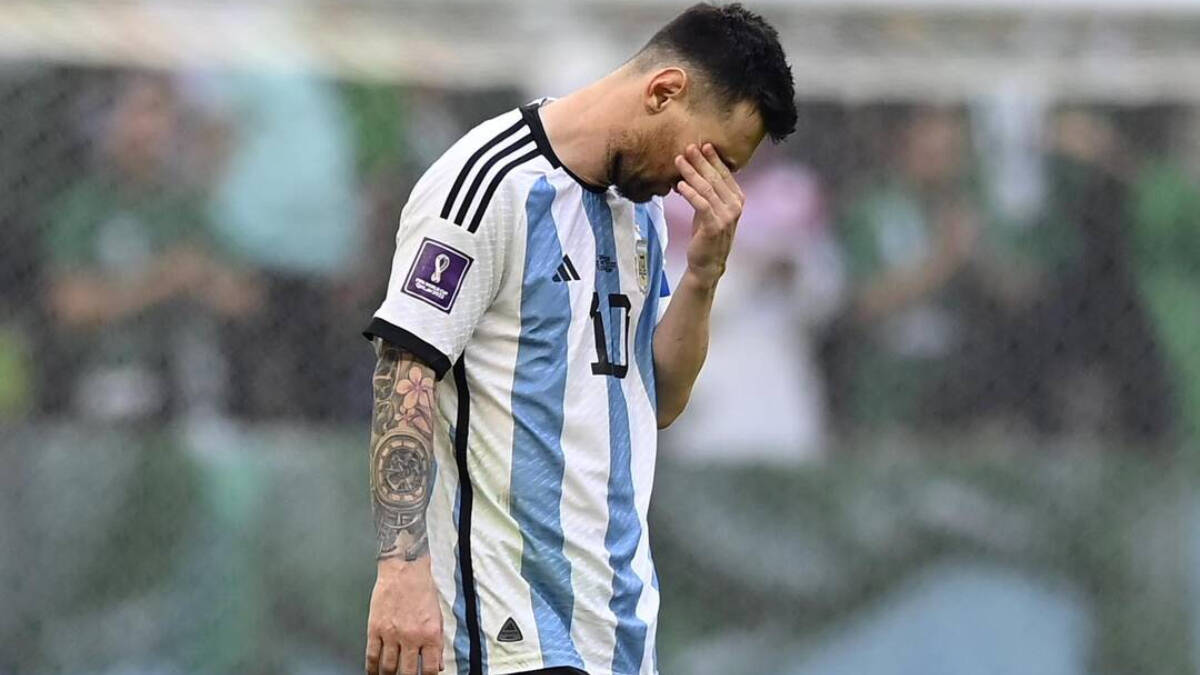 Leo Messi se lamenta en el Argentina - Arabia Saudí.
