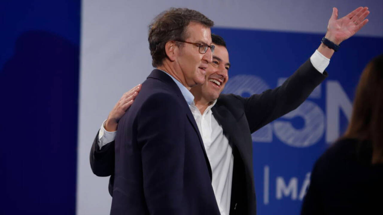 El presidente del PP, Alberto Núñez Feijóo, con el presidente del PP-A, Juanma Moreno, en los premios que ha organizado el partido en Málaga con motivo del 25N.