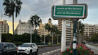 El Puente de las Flores aparece rebautizado como ‘Puente de Rita Barberá’