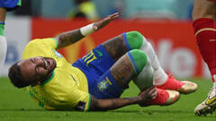 Brasil entero contiene la respiración y reza por el tobillo de Neymar