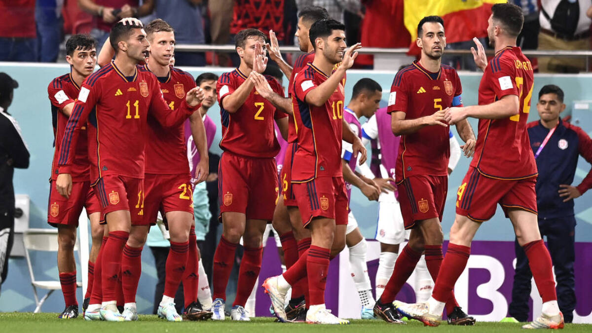 Los jugadores de España celebran un gol contra Costa Rica.