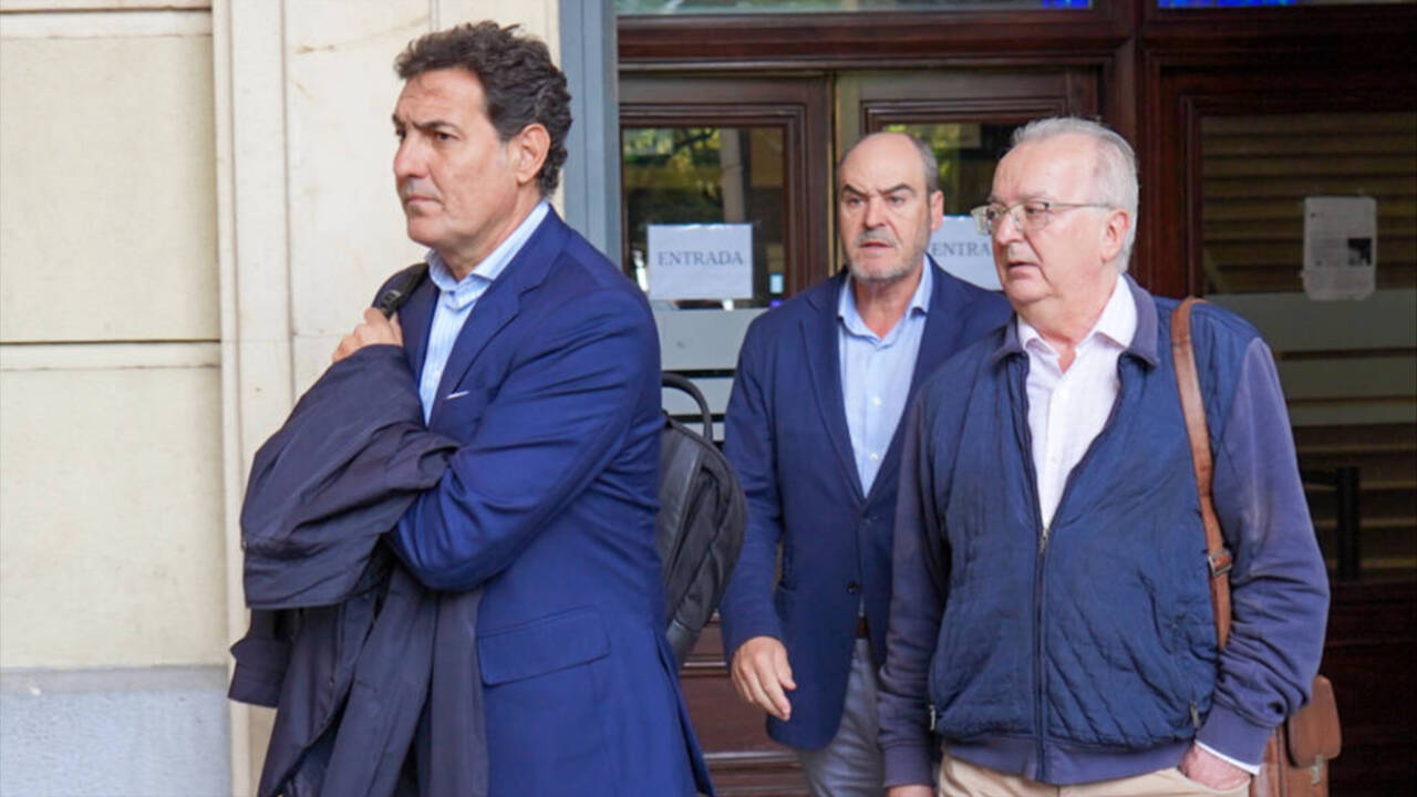 El exdirector  de la Junta, Juan Márquez, y el exconsejero de Empleo, Antonio Fernández, recientemente recogiendo su inhabilitación en la Audiencia de Sevilla.