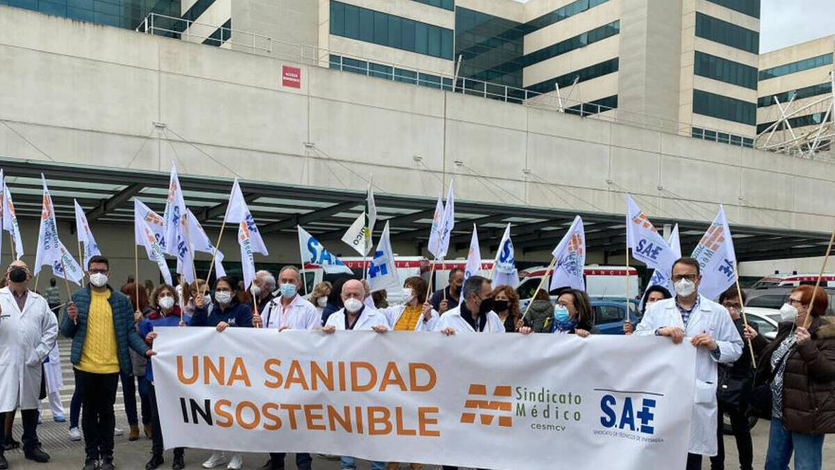 Médicos en una protesta en La Fe de Valencia