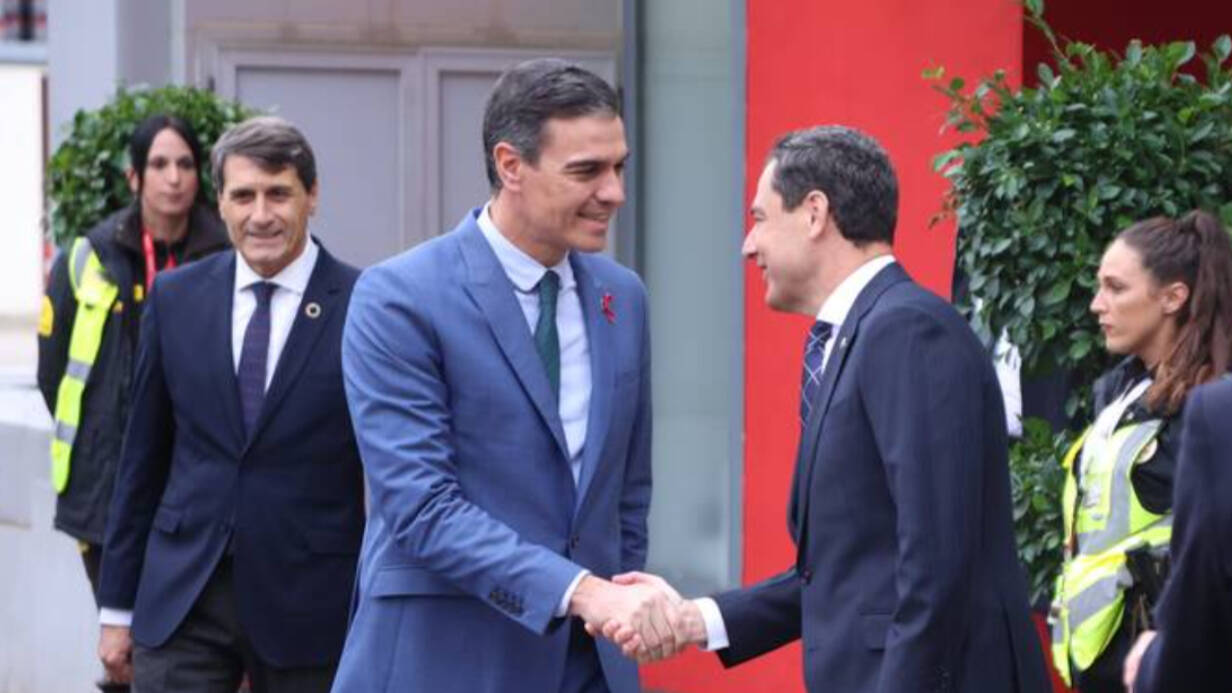 El presidente del Gobierno, Pedro Sánchez, saluda al andaluz, Juanma Moreno, en su llegada a la planta de Cepsa en San Roque (Cádiz).