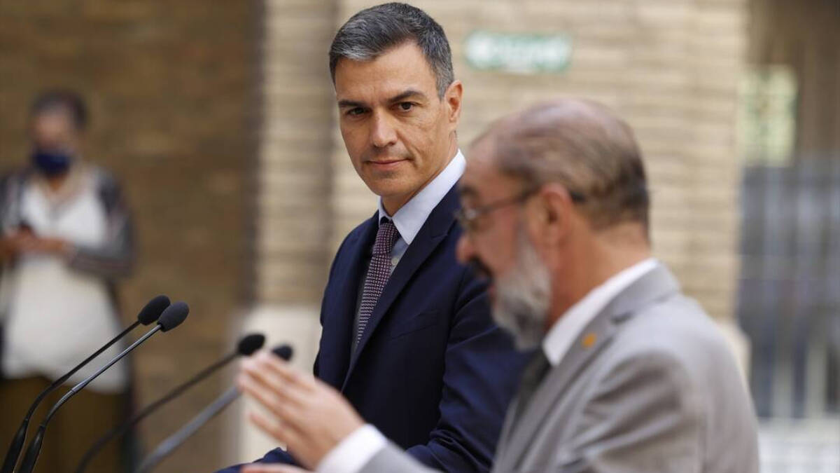 El presidente del Gobierno, Pedro Sánchez, y el presidente de Aragón, Javier Lambán