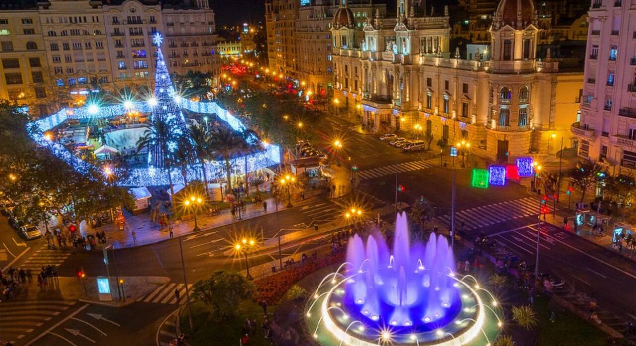 Imagen archivo plaza del Ayuntamiento durante la Navidad. 