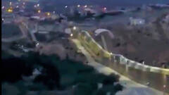 Un migrante consigue cruzar la valla de Melilla como nunca antes se había visto