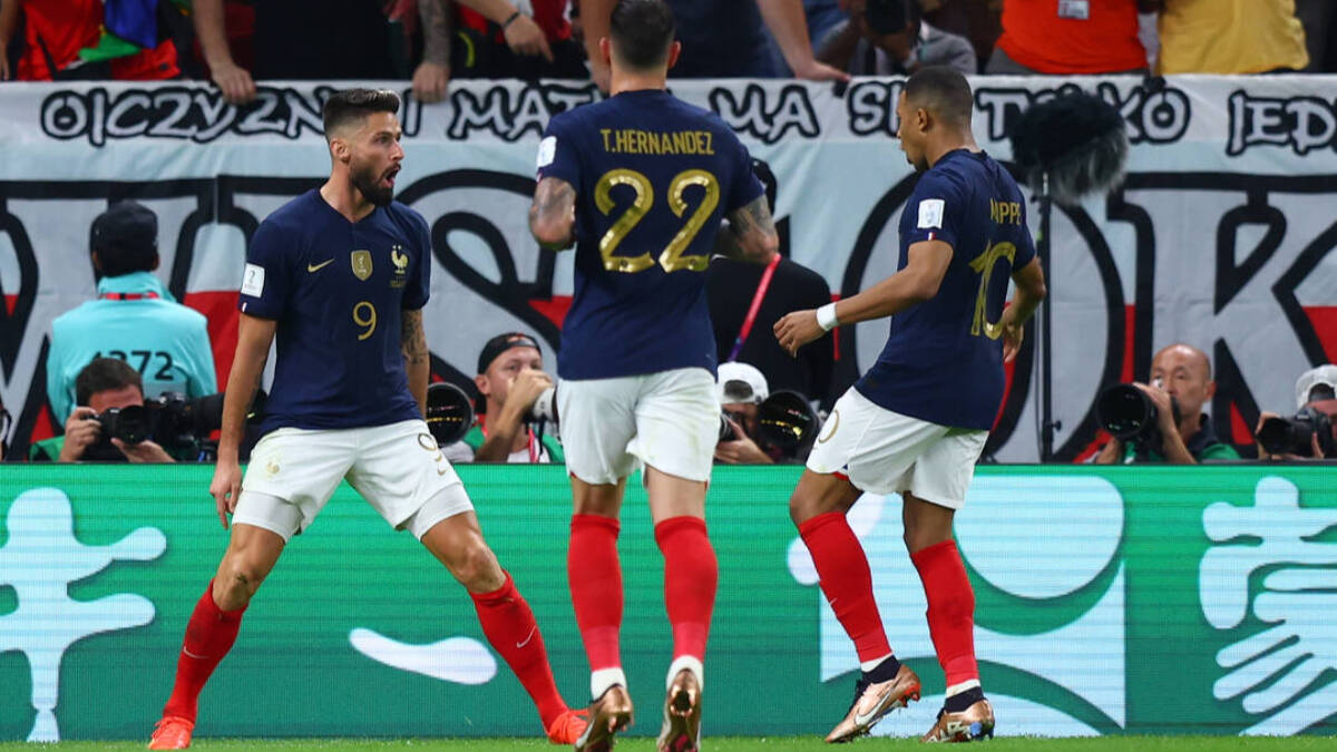 Mbappé, Giroud y Theo celebran un gol de Francia.