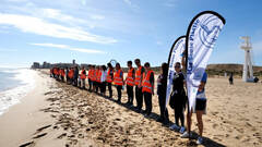‘Mar sense plástics’, más de 80 personas recogen basura en las playas de Elche