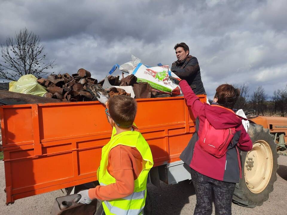 Más de 130 voluntarios recogen 12 toneladas de basura en Torás, afectada por el incendio de este verano - ÕRIWA