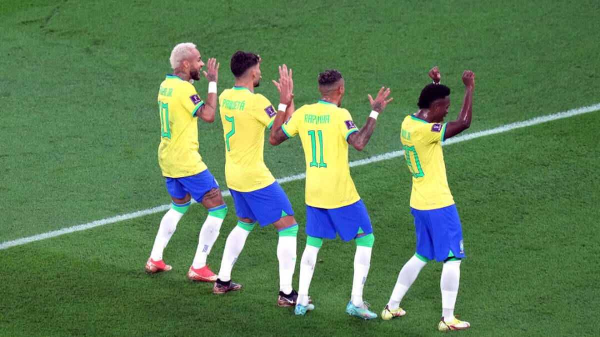 Los jugadores de Brasil bailan celebrando un gol ante Corea del Sur.