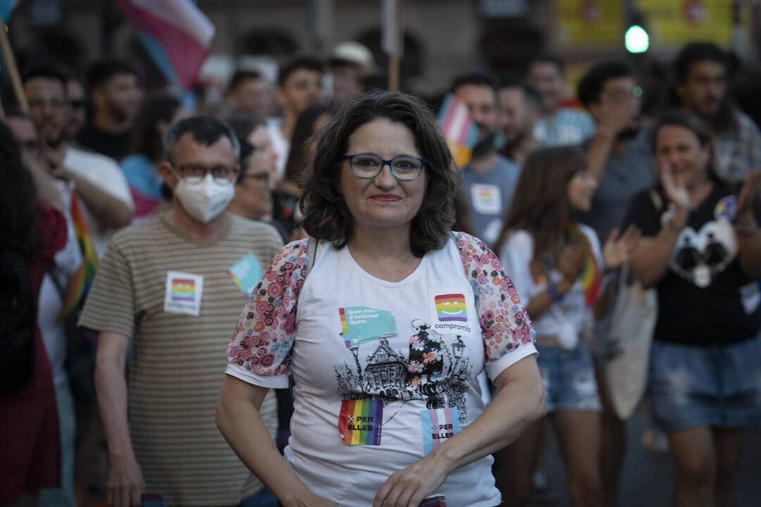 La exvicepresidenta del Consell, Mónica Oltra, durante la manifestación del Orgullo LGTB, a 25 de junio de 2022, detrás su ex marido y ex jefe de gabinete.