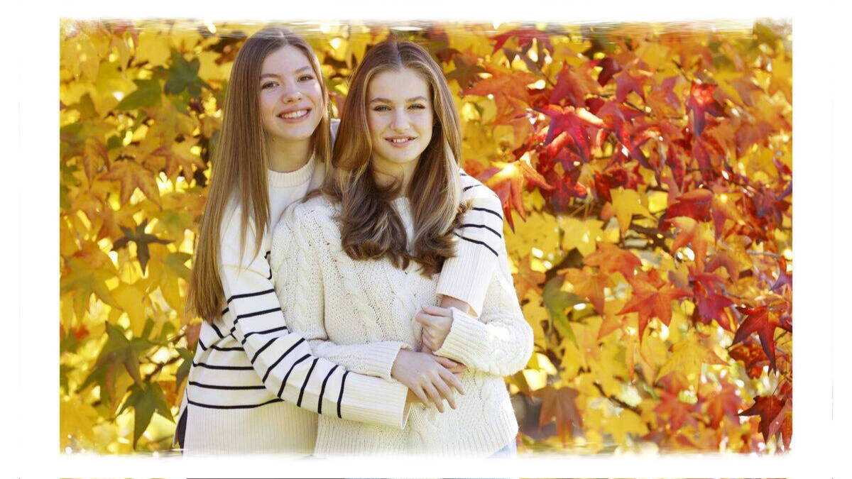 Este año los Reyes Felipe y Letizia han felicitado la Navidad con una foto de sus hijas Sofía y Leonor.