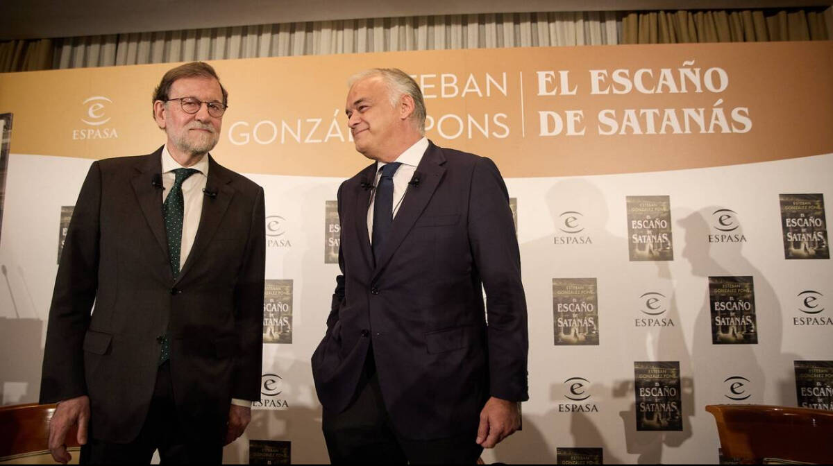 Esteban González Pons con Rajoy en la presentación de su libro en Madrid