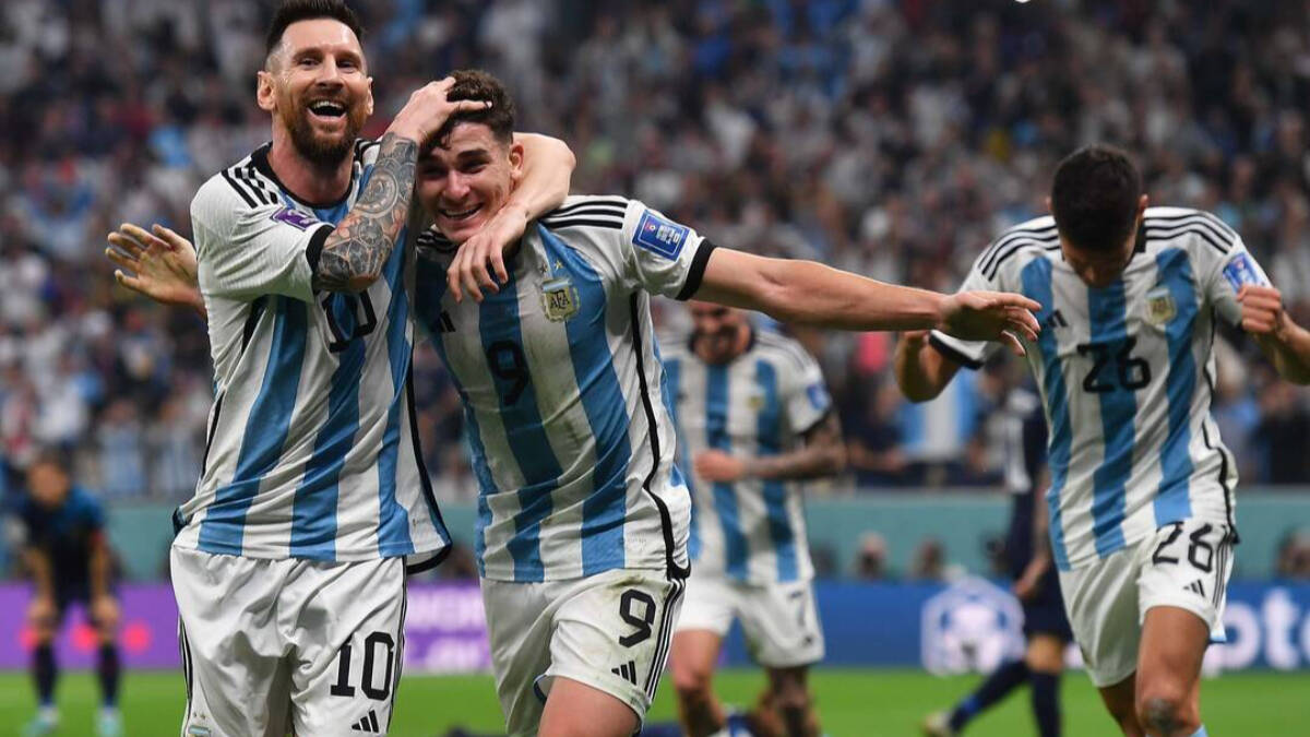 Messi y Julián Álvarez celebran un gol en el Argentina - Croacia.