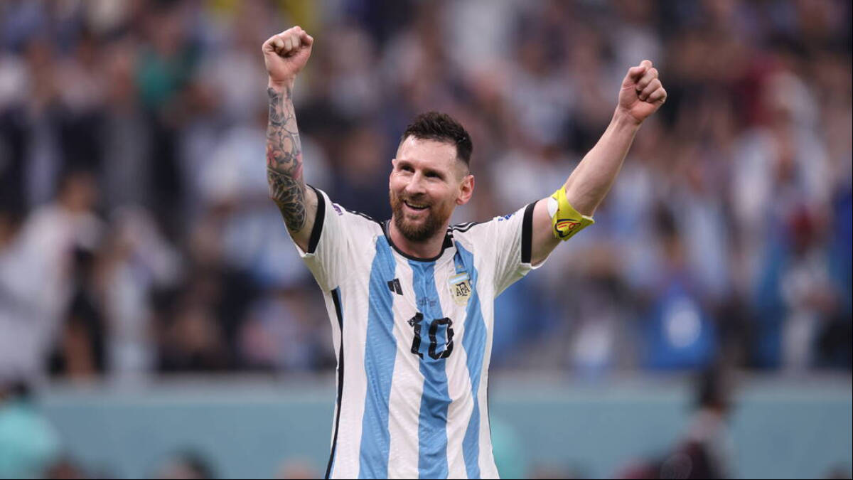 Leo Messi alza los brazos, victorioso, tras ganar a Croacia. 