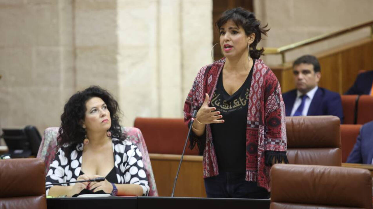 La portavoz de Adelante Andalucía, Teresa Rodríguez, junto a la presidenta del Grupo Parlamentario, Maribel Mora.