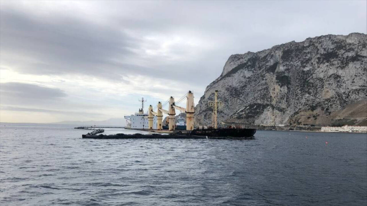 Buque OS35, hundido en aguas de Gibraltar y la barrera para impedir la contaminación.