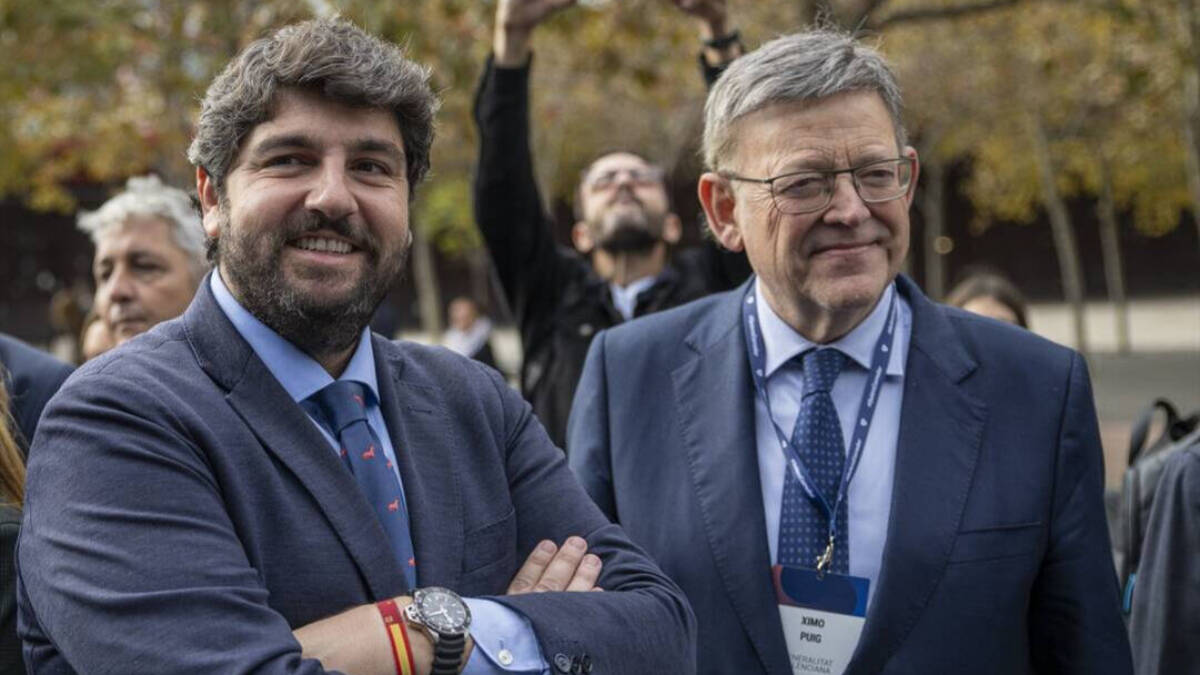 El 'president' de la Generalitat, Ximo Puig (d), y el presidente de la Región de Murcia, Fernando López Miras (i), en la celebración del VI acto empresarial por el Corredor Mediterráneo,