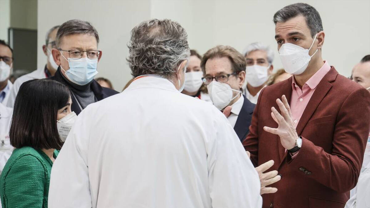 (De izquierda a derecha) La ministra de Sanidad, Carolina Darias, el 'president' de la Generalitat, Ximo Puig, el conseller de Sanidad Universal, Miguel Mínguez, y el presidente del Gobierno, Pedro Sánchez, durante su visita al Hospital La Fe de València.