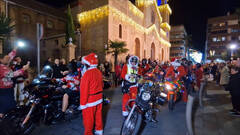 Cerca de 300 Papás Noel con juguetes recorren en moto Alicante en la 'Moto Papanoelada'