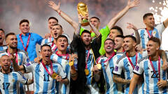 La foto de la que todo el planeta habla: así levantó Leo Messi la Copa del Mundo