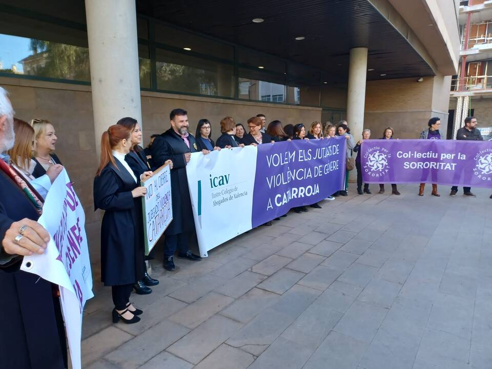 El ICAV y Juristes Valencians protestan frente a las puertas del juzgado de Catarroja. 
