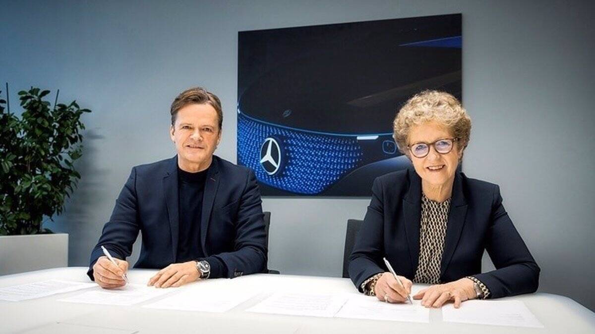 El miembro del consejo de administración de Mercedes-Benz y director de Tecnología, Desarrollo y Adquisiciones, Markus Schäfer; y la presidenta y directora general de Hydro, Hilde Merete Aasheim.