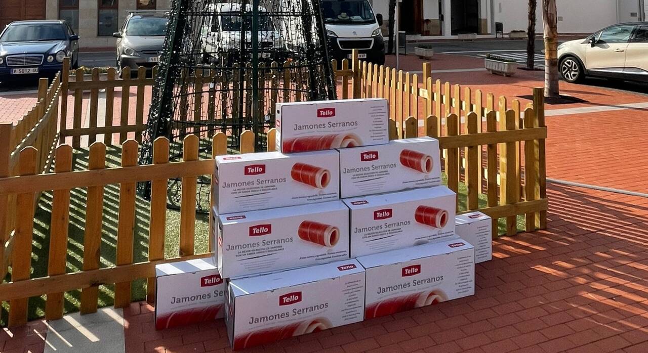 Imagen de las cajas de jamón repartidas por el Ayuntamiento de Beniflà. 