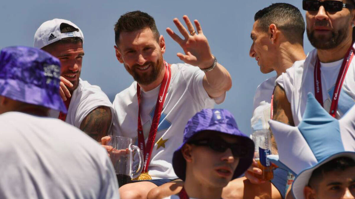 Leo Messi compartiendo ayer la copa con todos los aficionados argentinos en el bus del equipo.