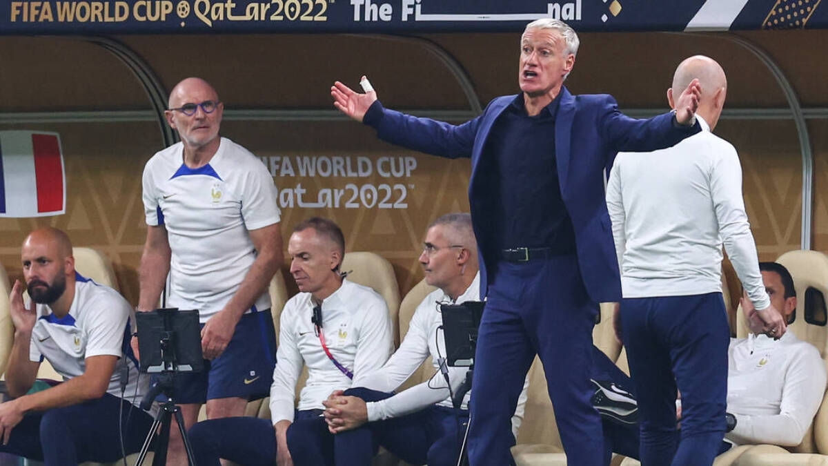 Deschamps dando instrucciones durante la final del Mundial de Catar ante Argentina