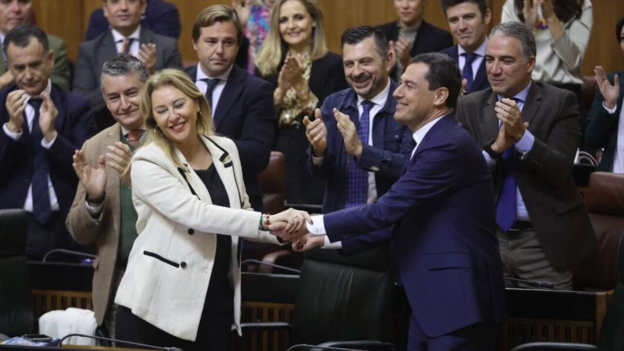 Juanma Moreno arropado por todos sus parlamentarios andaluces