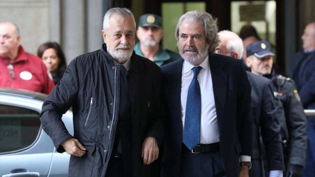 El ex-presidente de la Junta de Andalucía, José Antonio Griñán, a su llegada al juicio del caso ERE en la Audiciencia Provincial en 2019
