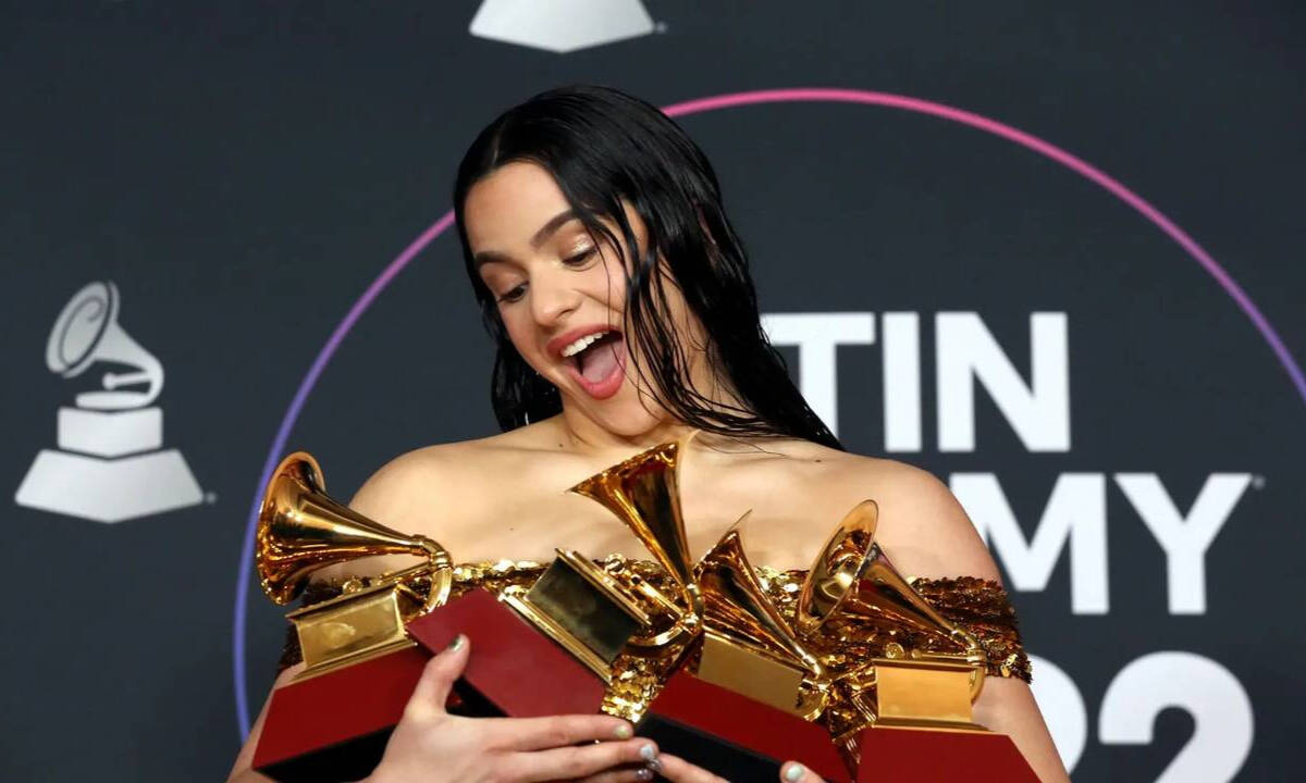 Rosalía, tras recibir los galardones en Los Grammy Latinos 2022. 
