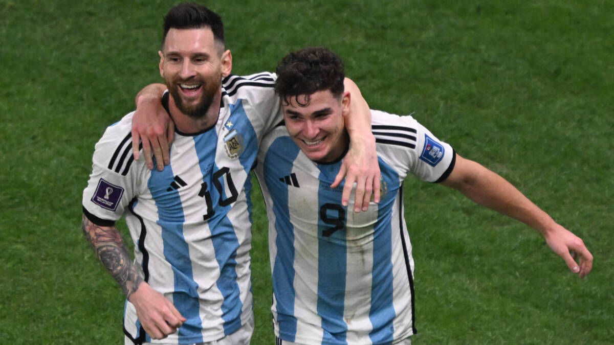 Julián Álvarez y Leo Messi celebran un gol de Argentina. 