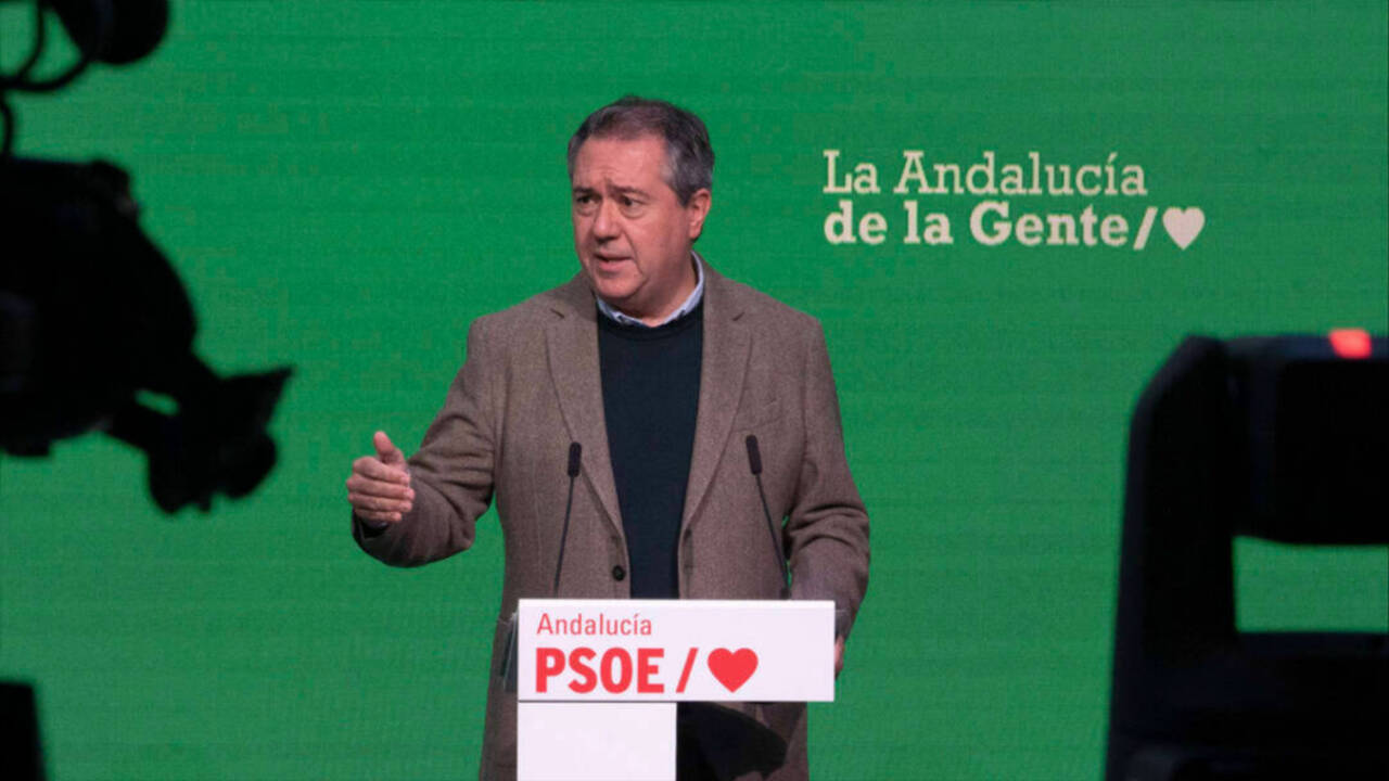 El secretario general del PSOE de Andalucía, Juan Espadas, durante la rueda de prensa en Sevilla.
