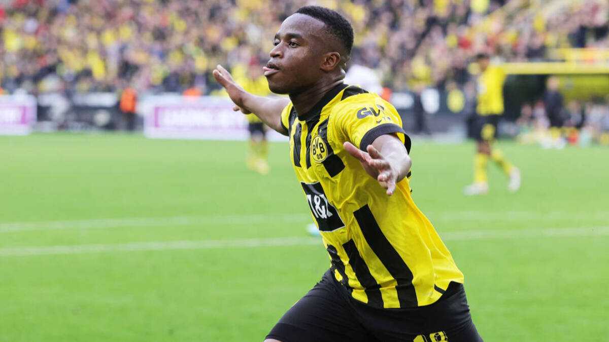 Moukoko celebra un gol con el Borussia Dortmund.