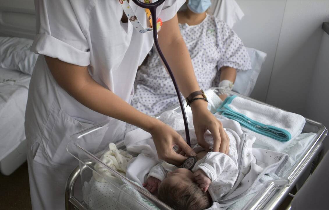 Imagen archivo de un bebe en el hospital - EUROPAPRESS