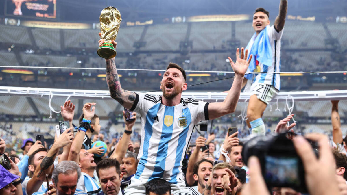 Leo Messi, aupado, celebra haber ganado el Mundial. 
