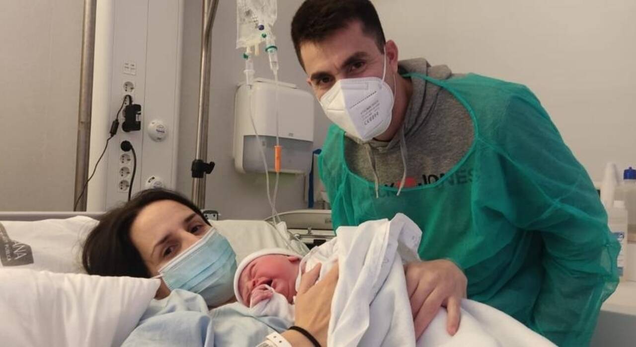 Diego, el primer bebé del año, con sus padres Ana y Diego - GVA SANITAT