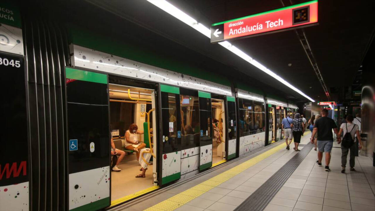 Imagen de viajeros en el metro de Málaga.