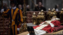 TVE patina en su crónica sobre Benedicto XVI y una consejera afea el detalle