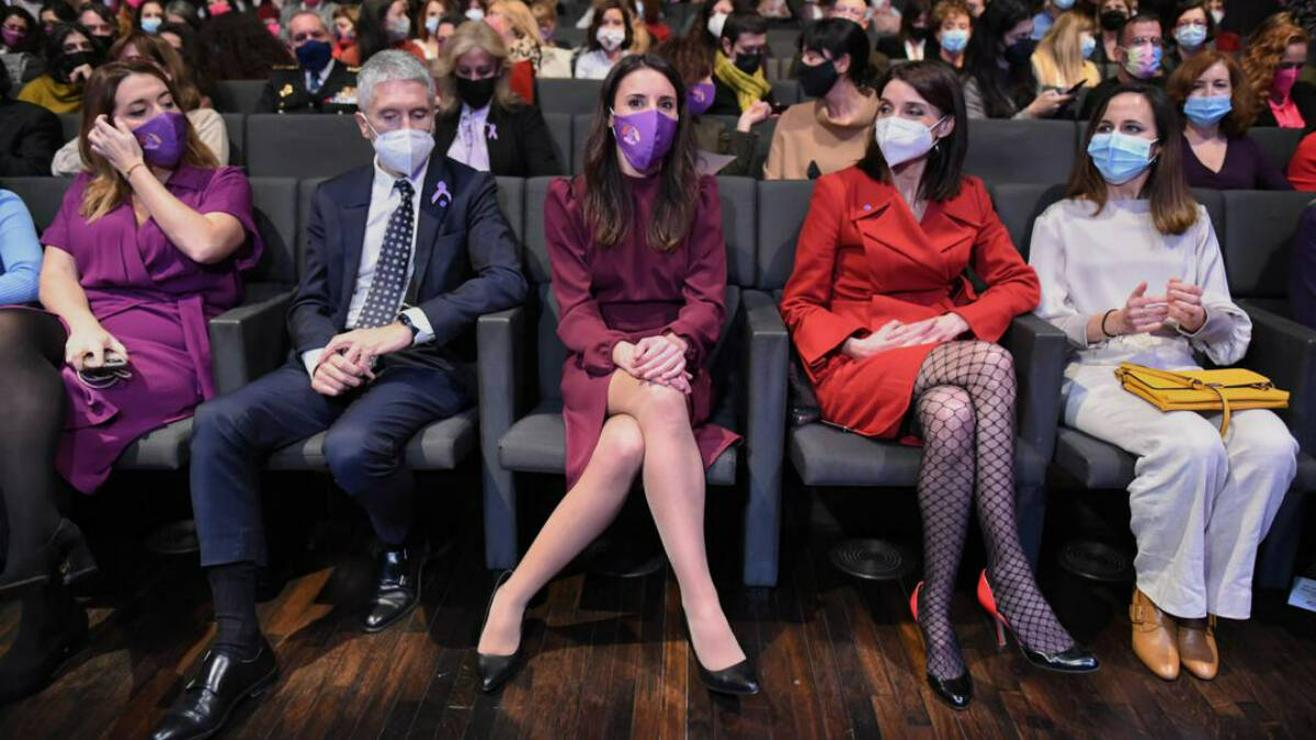 Miembros del Gobierno de Pedro Sánchez en el Día Internacional para la Eliminación de la Violencia contra las Mujeres