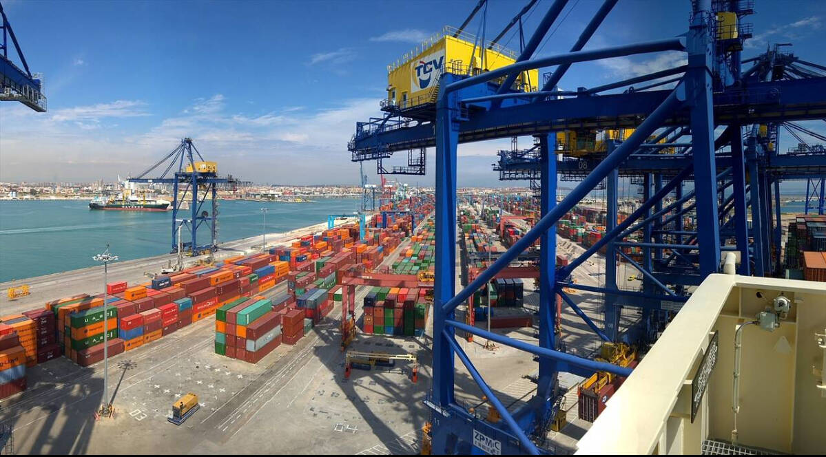 Carga contenedores en el Puerto de València.