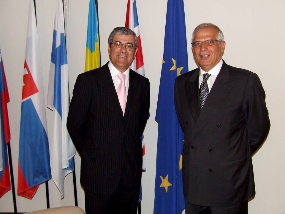 Tomás Abadía con Josep Borrell, presidente del Parlamento Europeo en su visita oficial a Costa Rica, en 2006.