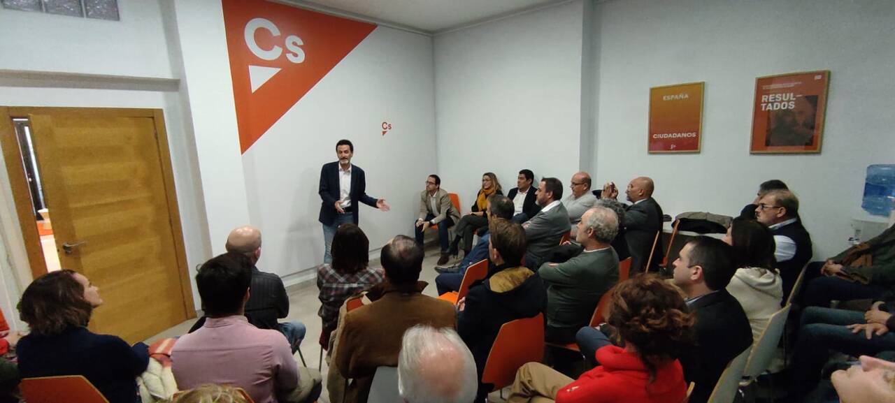 Edmundo Bal durante su encuentro con afiliados en la sede de Ciudadanos en Valencia - ESDIARIO CV