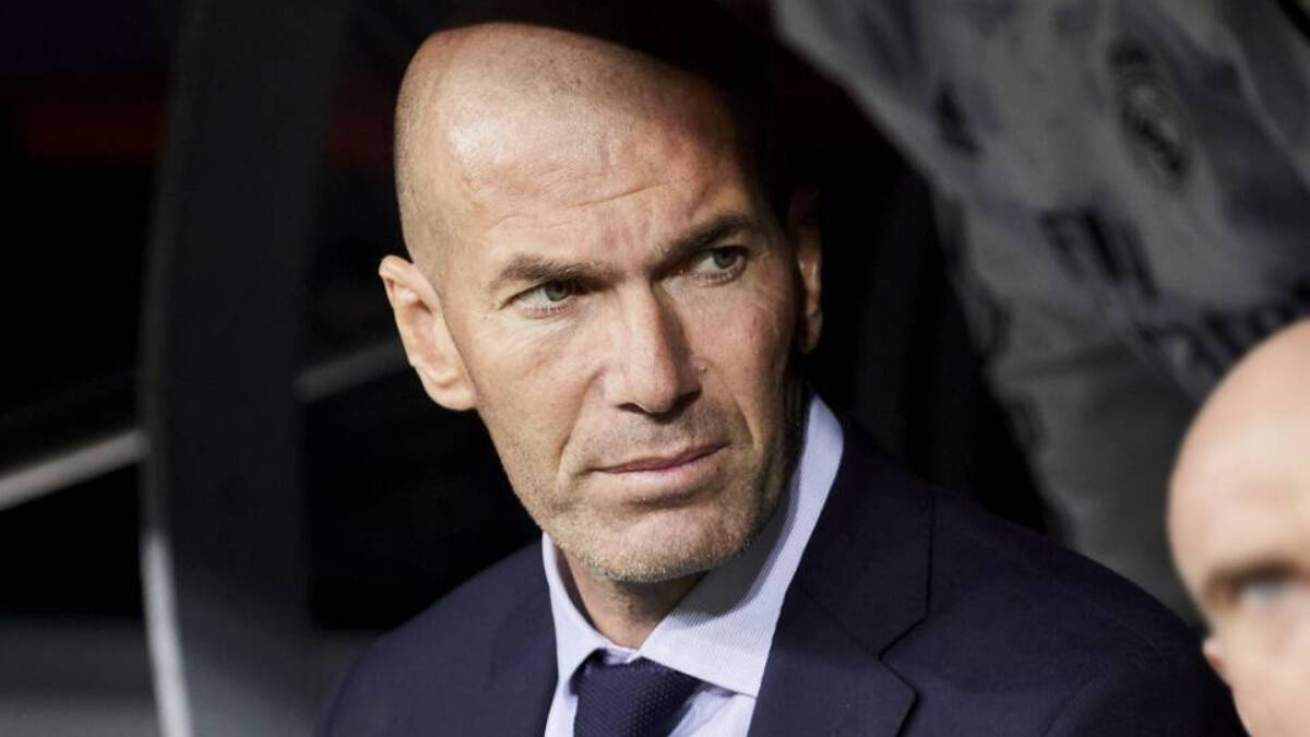 Zidane, en el banquillo durante un partido.