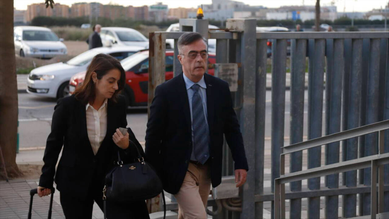 El que fuera alcalde de Estepona, Antonio Barrientos, entra en los juzgados durante el Juicio del caso 'Astapa' en los Juzgados de Málaga.