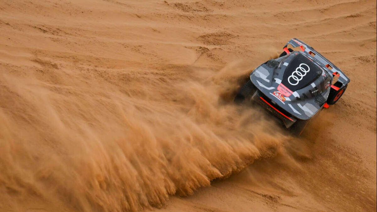El Audi de Carlos Sainz sorteando las dunas en el desierto de Arabia Saudí. 